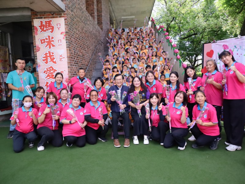 新城鄉長何禮臺贈送康乃馨溫馨 體恤同仁及幼兒園師生辛勞並祝福母親節快樂